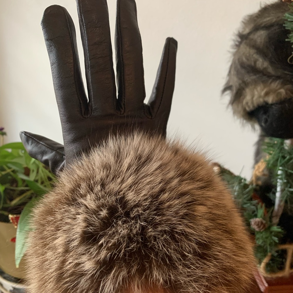 Gorgeous chocolate brown cashmere lined gloves. Real Lamb skin with fox fur trim